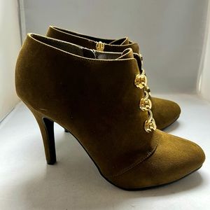 Eva & Zoe Buckle Front Bootie Sz 9